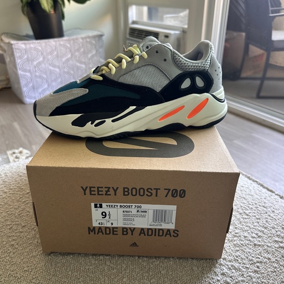 NWT adidas Yeezy Boost 700 Wave Runner - Size 9.5 - Picture 1 of 3